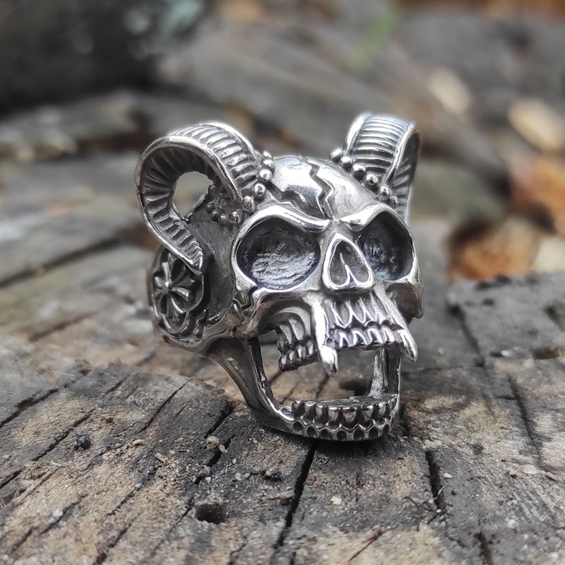 Grondig in verlegenheid gebracht meel Occult Ring - Horned Vampire Skull Biker Ring - Silver and Gold |  MasonArtStore